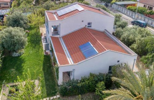 Quartu Sant'Elena Apartment | La Casa degli Ulivi appartamento in villa con patio