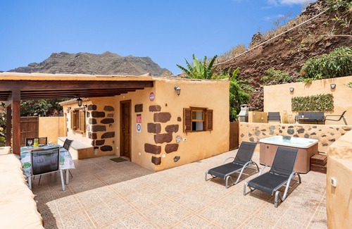 Santa Cruz de Tenerife Ski Chalet | La casita de la playa with jacuzzi