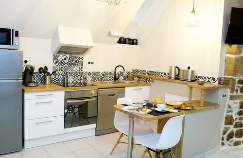 Recoules-Previnquieres Cottage | La Cazette: unusual romantic suite with private spa
