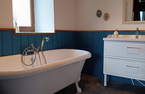 Saint-Estephe Bed & Breakfast | La Cerise – spacious and elegant B&B room at Domaine Le Verger