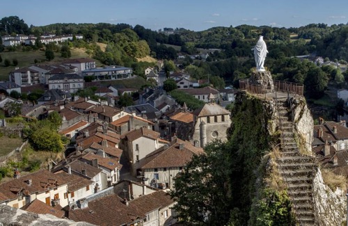 Laroquebrou House | la colombine village house located in the historic center, 4/5 people