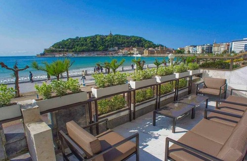 San Sebastian Centro Apartment | La Concha Best View by DonosRent