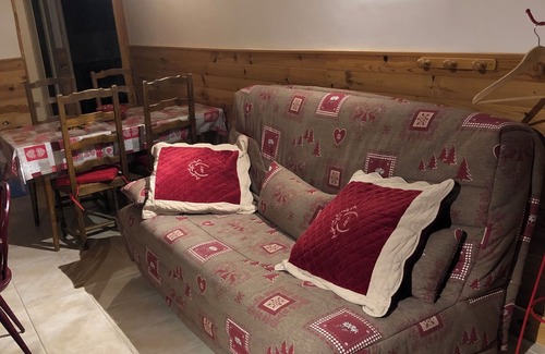 La Cure Apartment | La Cure RDC in quiet house T2 48m2 in the middle of fields 3 km Rousses