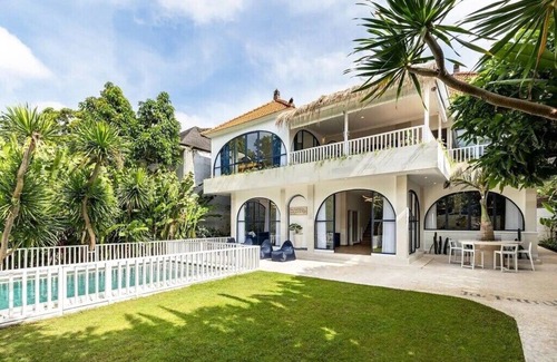 Padonan Villa | La Familia luxury villa - swimming pool in spacious private garden