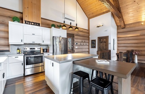 Saint-Faustin-Lac-Carre Ski Chalet | La Flamme des Montagnes 1 | Rustic and Luxurious Log Cabin | Spa | Fireplace