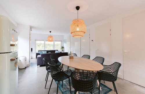 Ouddorp House | La Folie': a large, elegantly furnished holiday home with plenty of privacy at the back of a green family park.