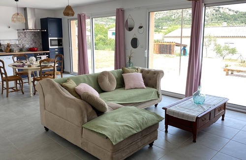 Chateauneuf-Val-Saint-Donat Villa | La villa des oliviers, un havre de paix et de charme en Haute-Provence