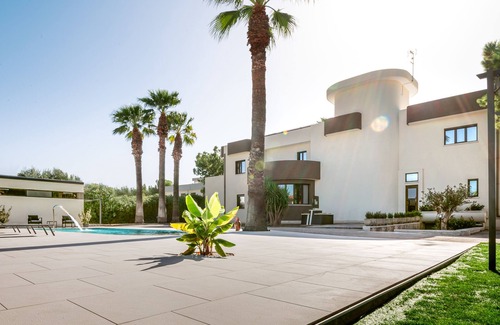 Taranto Villa | La Gigasuite - Villa at the sea with infinity pool and SPA