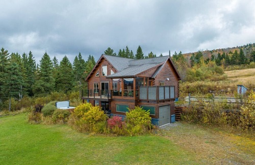 Notre-Dame-Des-Bois Apartment | La Grande Ourse | Hot Tub | Scenic View | Foosball