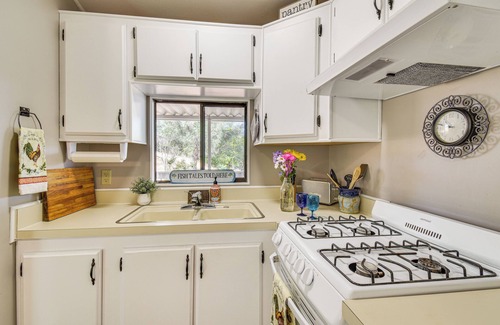 Coulterville Cottage | La Grange Home w/Covered Patio & Gas Grill!