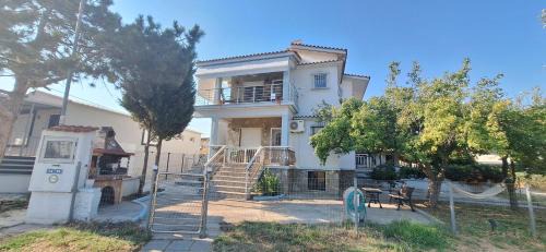 Paralia Mesis House | LA Home