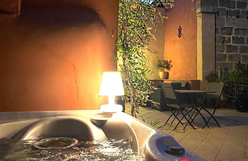 Vauvert House | La Maison du Trident Camargue Swimming pool and Jacuzzi
