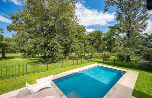Conroe Apartment | La Maison Enchantée de Conroe 5` from Lake