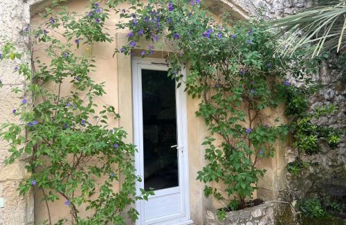 Saint-Genies-de-Malgoires House | La Maison Des Autres, piscine chauffée, chambres d'hôtes proches Uzès, Nîmes, Pont du Gard