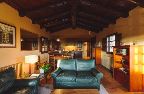 Sant Pere de Torello House | La masovería de Mas Redortra