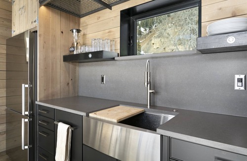 Red Cliff House | La Mina - New Mountain Retro Industrial home with WiFi- long term only