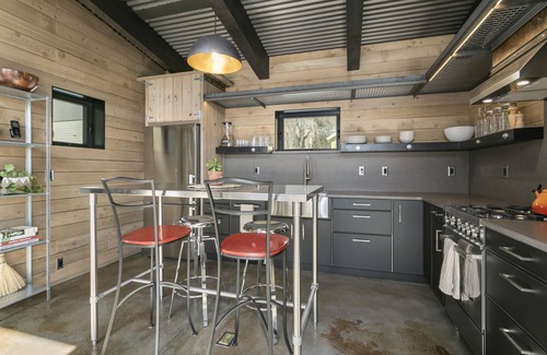 Red Cliff House | La Mina - New Mountain Retro Industrial home with WiFi- long term only