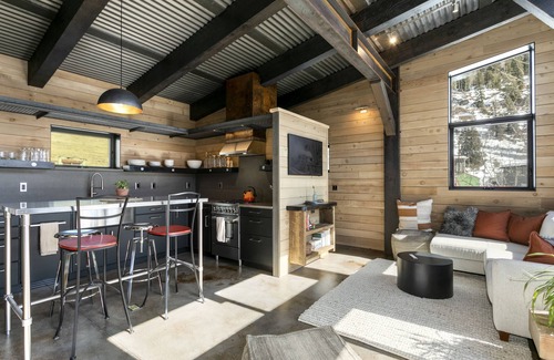 Red Cliff House | La Mina - New Mountain Retro Industrial home with WiFi- long term only