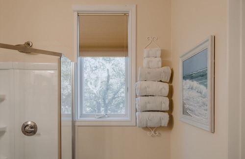 Dripping Springs Cabin | La Paz-the La Aldea Building - Asante Lodging & Events