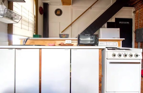 Kensington Apartment | La Pequeña 1BR apartment in trendy Fishtown with AC, W/D, PrivateDeck, fast WiFi