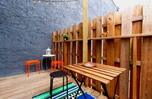 Kensington Apartment | La Pequeña 1BR apartment in trendy Fishtown with AC, W/D, PrivateDeck, fast WiFi