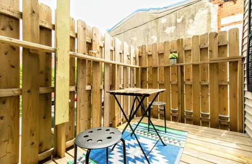 Kensington Apartment | La Pequeña 1BR apartment in trendy Fishtown with AC, W/D, PrivateDeck, fast WiFi