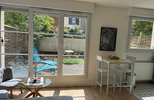 Centre Ville Apartment | La Pléïade Dorée - Hyper Centre, Avec Cours Privative. Animaux Acceptés !