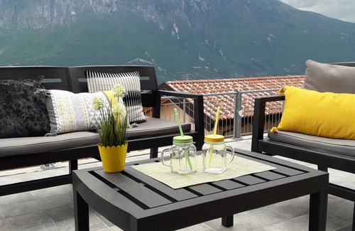 Pieve Apartment | La Quiete Lemon Color Holideal 13