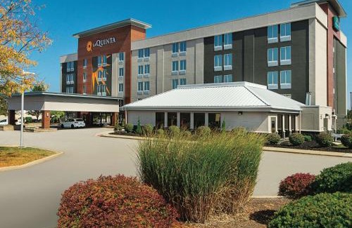 North Olmsted Hotel | La Quinta by Wyndham Cleveland Airport West