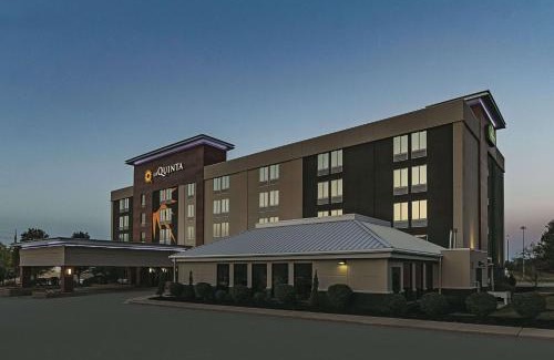 North Olmsted Hotel | La Quinta by Wyndham Cleveland Airport West