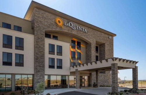 Hutchinson Hotel | La Quinta Inn and Suites by Wyndham Lincoln