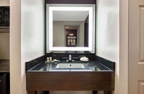 New Cumberland Hotel | La Quinta Inn & Suites by Wyndham New Cumberland-Harrisburg