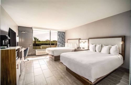 Avon By The Sea Hotel | La Quinta Inn & Suites by Wyndham Cocoa Beach Oceanfront