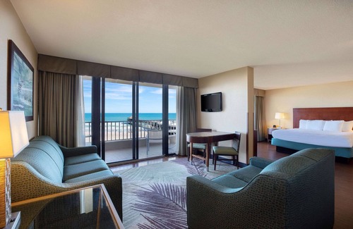Avon By The Sea Hotel | La Quinta Inn & Suites by Wyndham Cocoa Beach Oceanfront