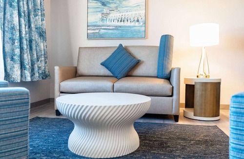 Avon By The Sea Hotel | La Quinta Inn & Suites by Wyndham Cocoa Beach Oceanfront