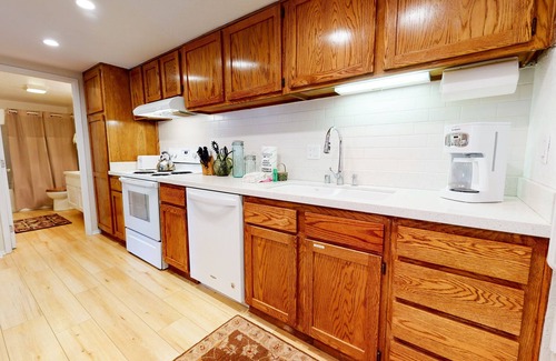 Mammoth Lakes Condo | La Residence 4 #P7 | Communal BBQ and Pool Accessible | Near Shuttle