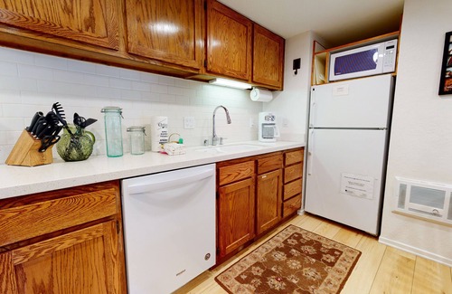 Mammoth Lakes Condo | La Residence 4 #P7 | Communal BBQ and Pool Accessible | Near Shuttle
