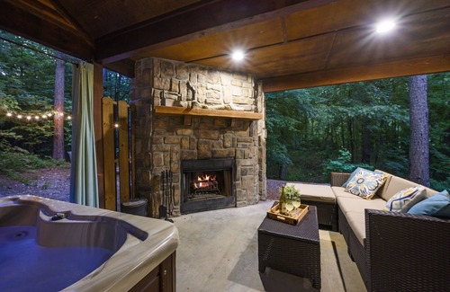 Broken Bow Cabin | LA ROCA - Luxury Honeymoon Cabin, Hot Tub, Outdoor Fireplace, Walk to Dining!