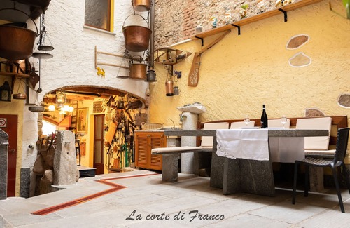 Brusimpiano Apartment | La Romantica [Franco's Court]