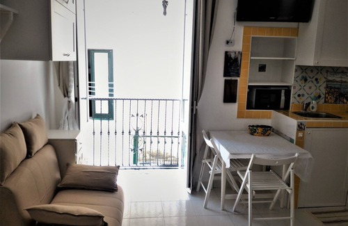 Raito Apartment | LA SCALINATELLA studio apartment with sea view, parking and bus stop in front of the house