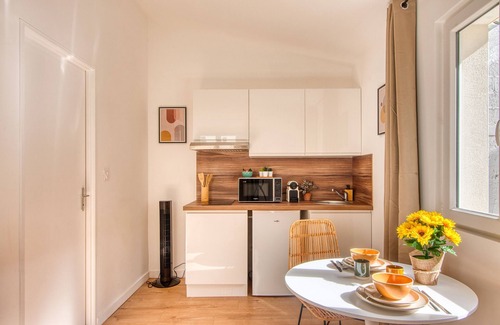 Decines-Charpieu Apartment | La Suite Soleil - Maison studio avec jardin privé