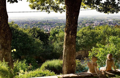 Beaune House | La Terre d'Or is ideally located on the hills of Beaune, in the heart of Burgund