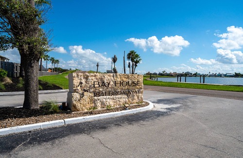Harbor Oaks Condo | La Vida Buena | Pet Friendly + Access to Pool & Boat Slip!