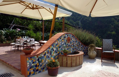 Pucara Apartment | La Vigna - comfortable loft with outdoor hot tub surrounded by lemon gardens