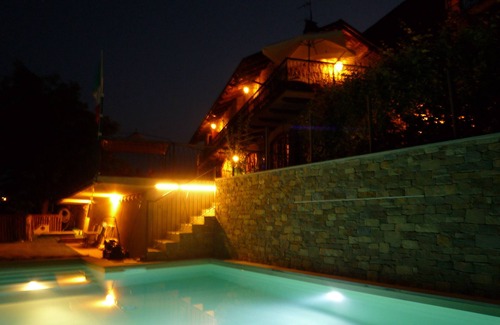 Verduno Apartment | La Vigna del Parroco 'Azzurro' Country house with swimming pool and free Wi-Fi