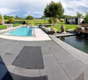 Tinlot House | LA VILLA DE SENY , villa de charme avec jardin ,Piscine nature, jacuzzi , petanque, fitness, billard,ping pong,