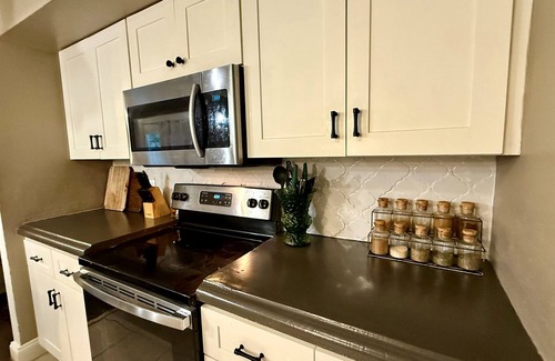 Old Aurora House | LaBelle | 4BR Pet-Friendly Retreat w/Pool Table, Fire Pit & 5 Mi French Quarter
