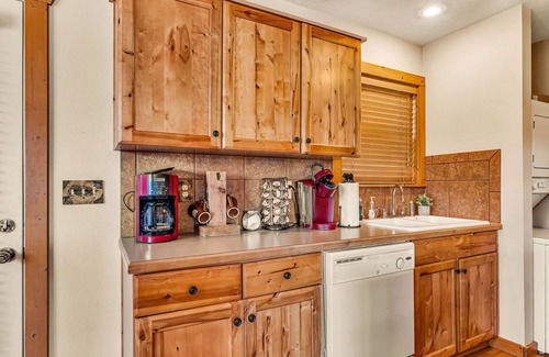 Reeds Spring Cabin | Labor Day Open, Near Silver Dollar City & Entertainment with Free Tickets Romantic Getaway!