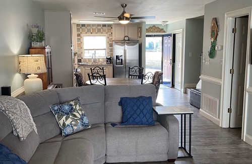 Miramar Beach House | LABOR DAY WKEND, 5 MIN 2 BCH, 2 KING SUITES, 2.5 BATH, POOL, 2 free spots park