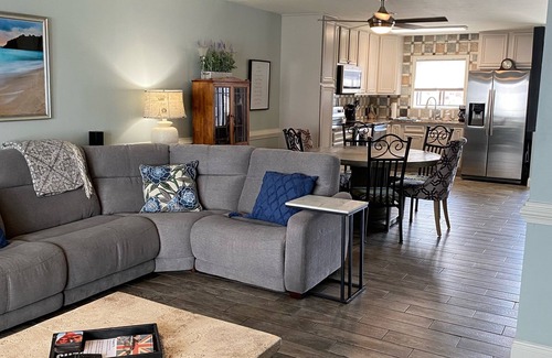 Miramar Beach House | LABOR DAY WKEND, 5 MIN 2 BCH, 2 KING SUITES, 2.5 BATH, POOL, 2 free spots park